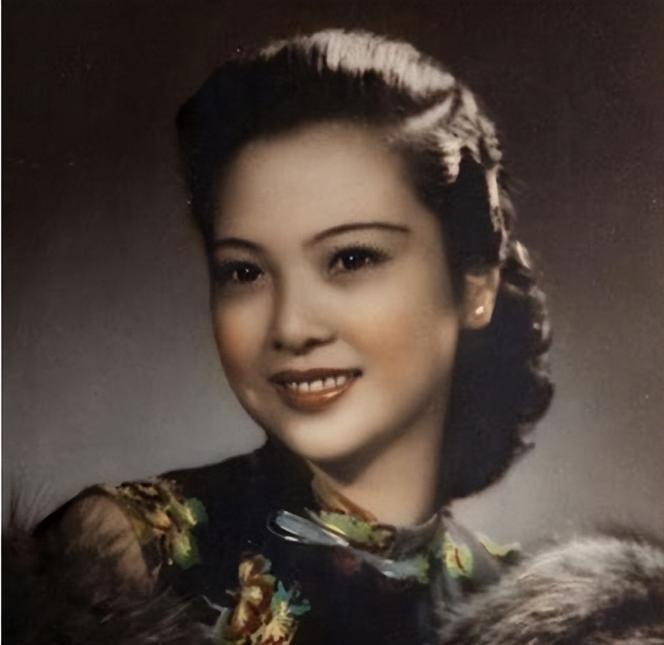 1946年，有天晚上，戴笠紧紧的把情人陈华搂入怀中，深情地说：“华妹，我如今的地
