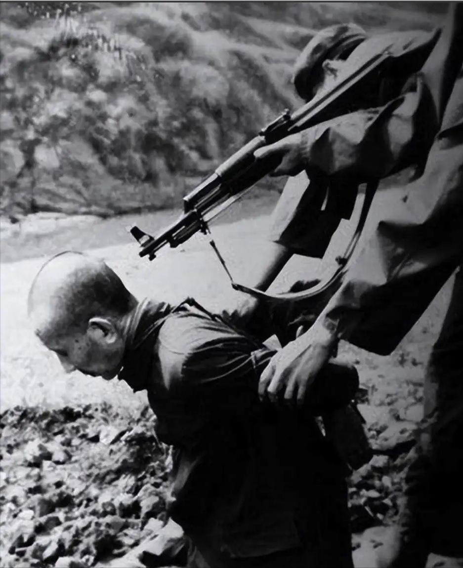 1950年，便衣警察高俊峰买烟时，发现烟铺的老板坐姿端正，看报纸时，双手还举到胸