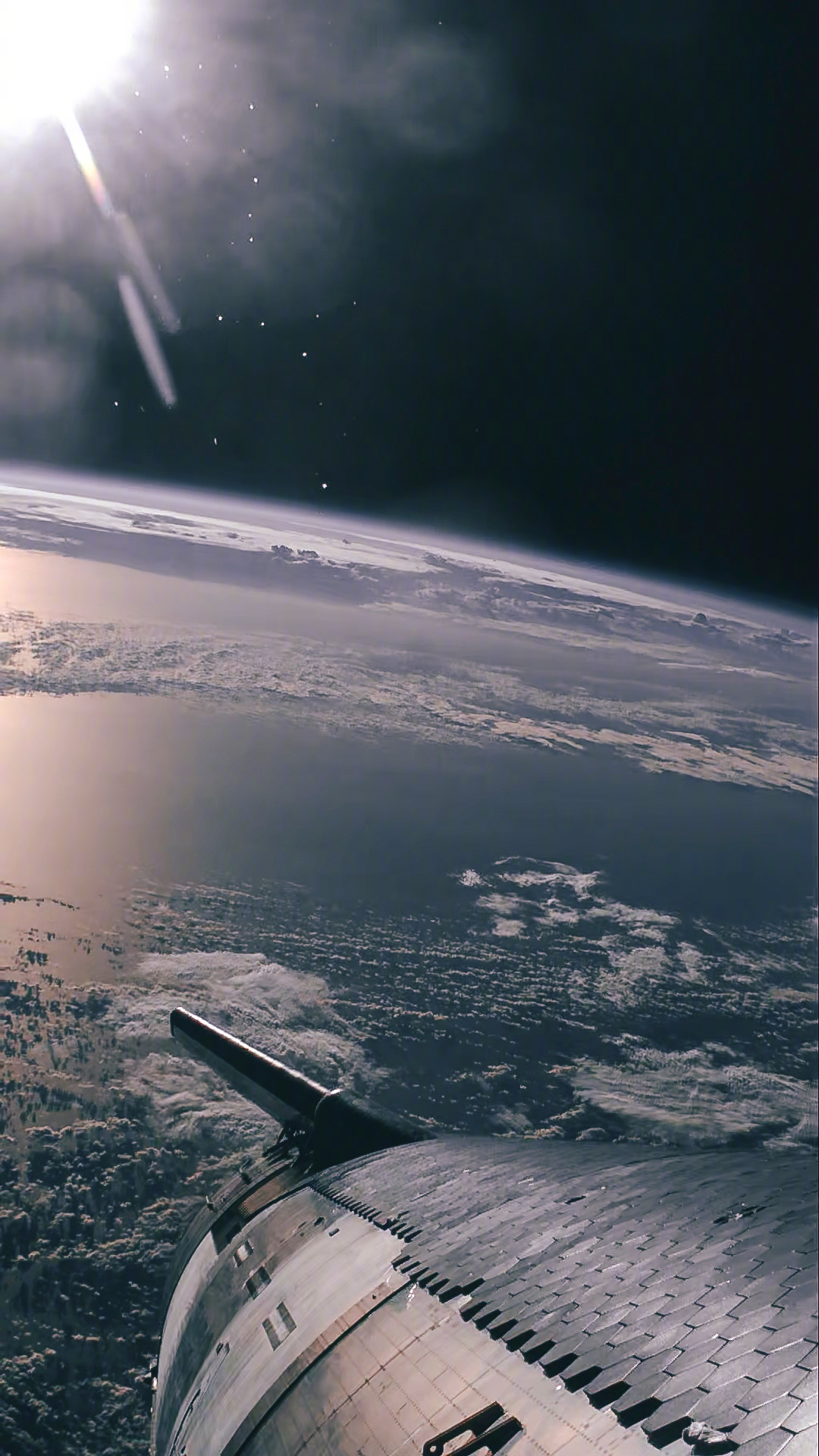 图一至图四，SpaceX发布了一组太空中的星舰，图五，马斯克在评论中说星舰将在五
