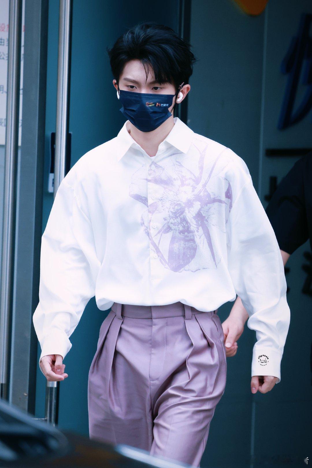 马嘉祺穿着应援色上班马嘉祺紫色穿搭路透 紫色小马好帅！ （cr：logo）时代少