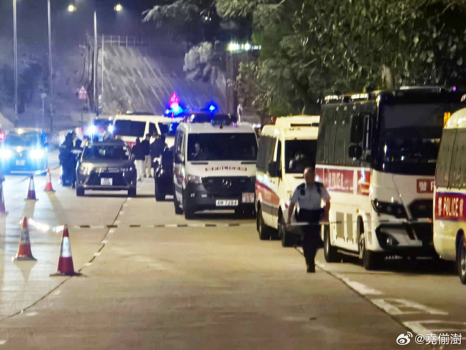 43岁男子葵涌青山公路挥刀冲向警员　港警开5枪制服昏迷送院港闻热点观点 今天（3