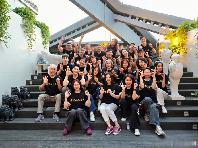 黄晓明晒北电表演系96班合影【陈坤、黄晓明晒北电“96明星班”30年合照，网友：