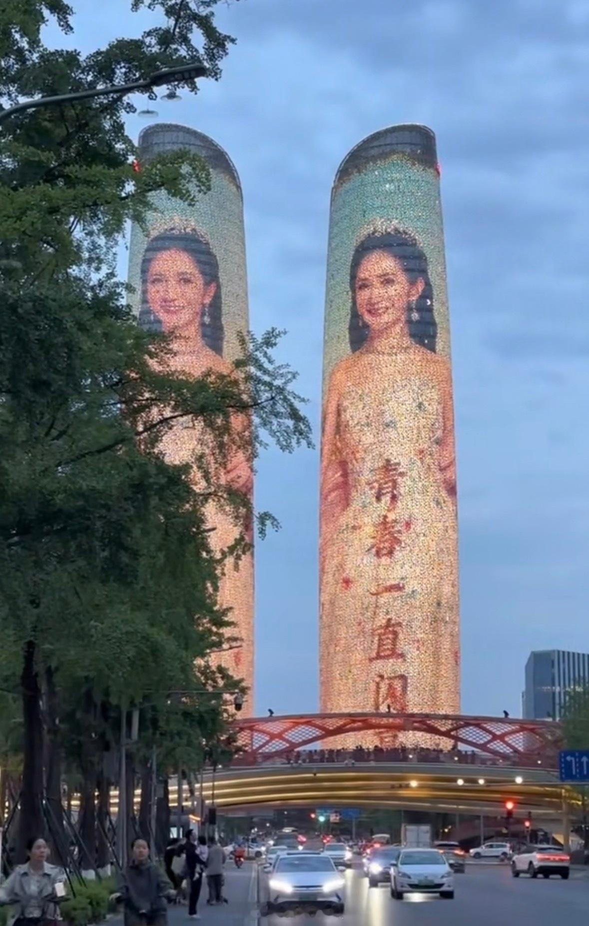 谢娜这个演唱会应援真的是粉丝买的吗感觉像是她老公张杰买的这也太逆天了……像泰兰德