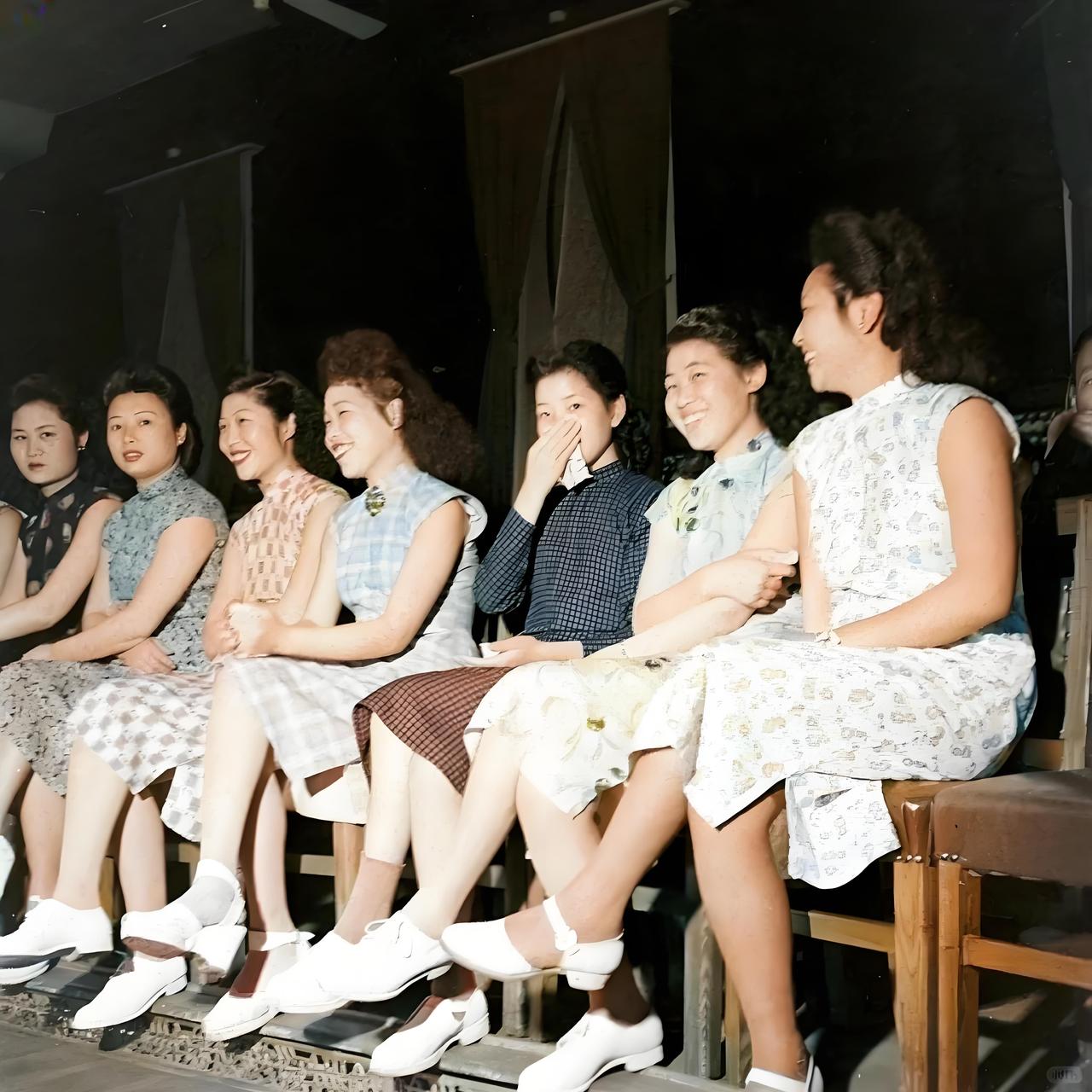 这就是民国时期上海舞女真实的样貌，并非演员扮演，货真价实的罕见照片！

她们站在