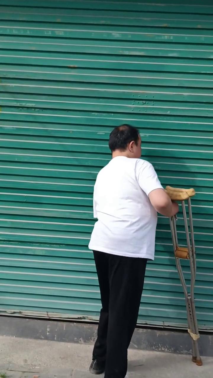 身残志坚张丰林。
把自己活成一道光，因为你不知道谁会借着你的光走出了黑暗。请保持