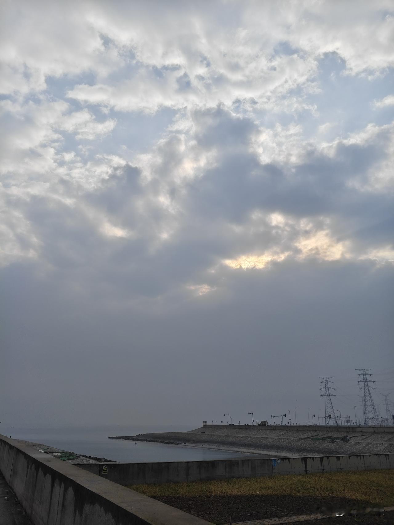 所有疲惫，都被辽阔的水面温柔抚平。 江边漫步 治愈系海景 看云放空