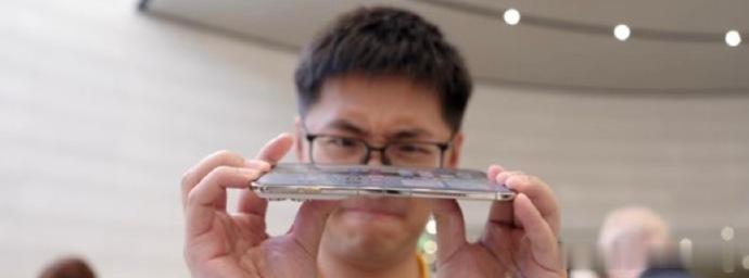 数码博主做新机测试，本来就会试探产品边界。普通用户日常握持、揣兜，也会遇到侧向受