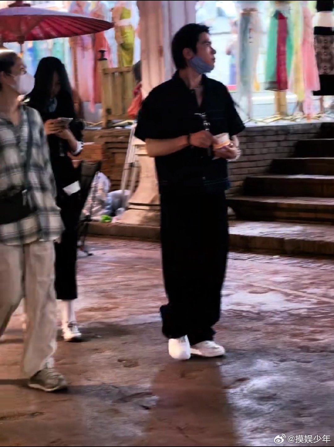 西双版纳偶遇向佐郭碧婷网友西双版纳偶遇向佐郭碧婷 西双版纳偶遇向佐郭碧婷，向佐短
