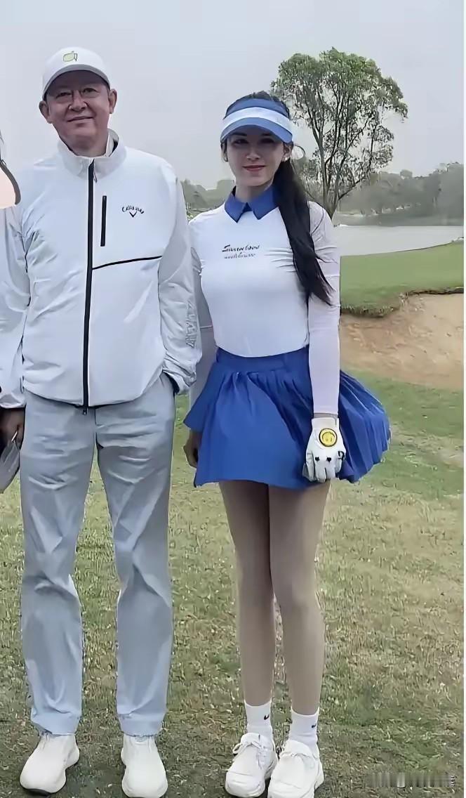 王志文老师谁都认识，老戏骨了。
据说他在娱乐圈的地位，
比影协主席陈道明老师都高