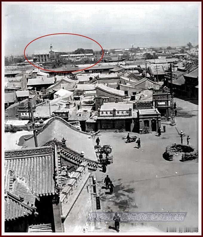 图中我给圈住的这地方你知道是当年什么建筑吗？
呼和浩特老照片 这是一张上世纪三十
