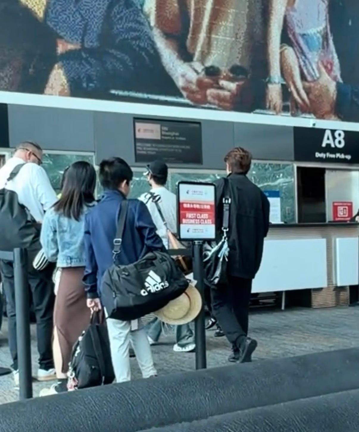 网友和杨洋同班飞机回国旧金山机场偶遇杨洋回国 不敢想和杨洋一起飞十几个小时会有多