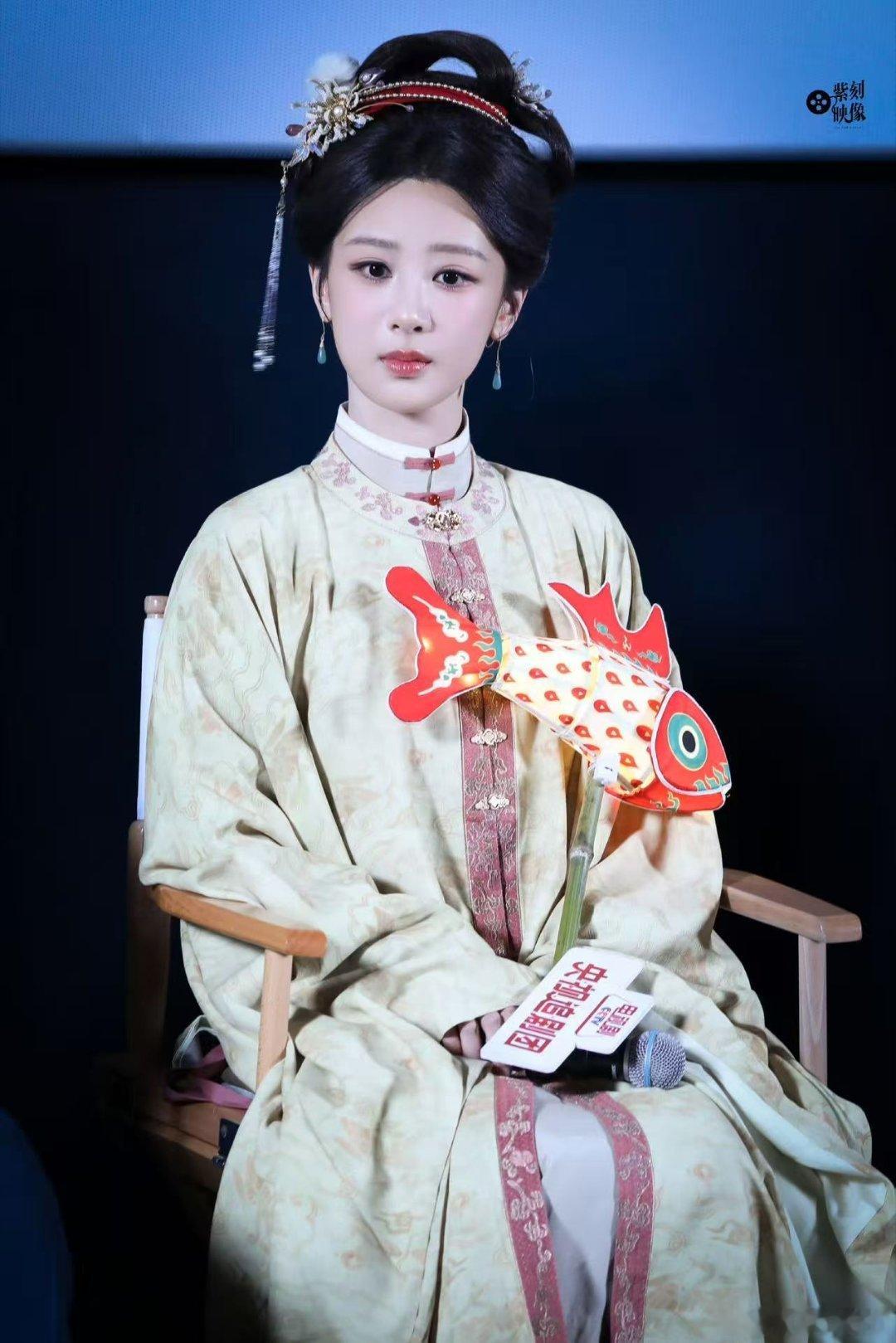 杨紫韩东君家业感情好像跳楼机李祯和骆文谦的缘分几经波折，好不容易靠近彼此，现实困