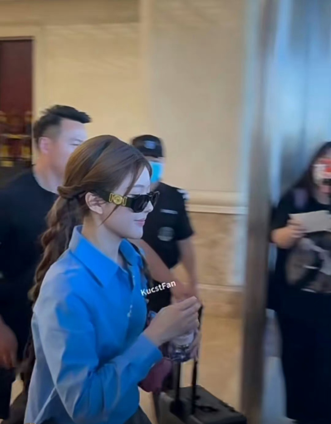 今日份的赵露思很独特，双麻花辫出席活动，武汉人气爆棚#赵露思双麻花辫活动造型# 