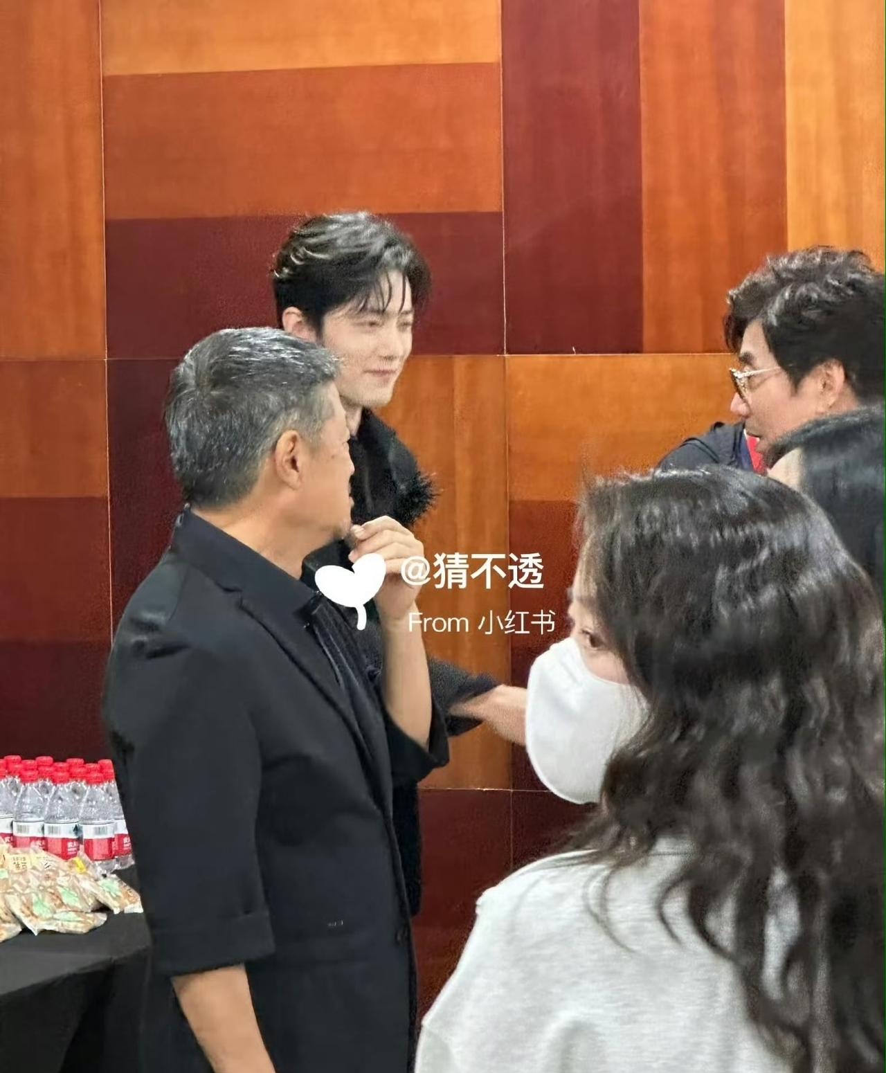 肖战和邢捕头握手 有种破次元壁的感觉[笑哈哈] ​​​