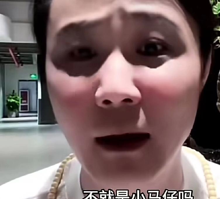 你说的那道疤，是他的盔甲，也是他的软肋。
昨天，郭德纲早年弟子闫云达，直接把李鹤