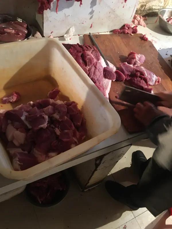 警方捣毁地下假牛肉制作窝点
 
谁能想到，菜市场低价售卖的鲜嫩牛肉，竟是劣质边角