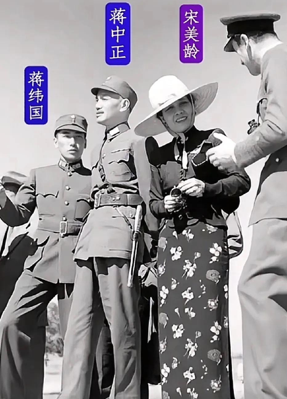 1943年11月，蒋宋夫妇在印度视察驻印军训练基地时的一幕，次子蒋纬国当时正好在