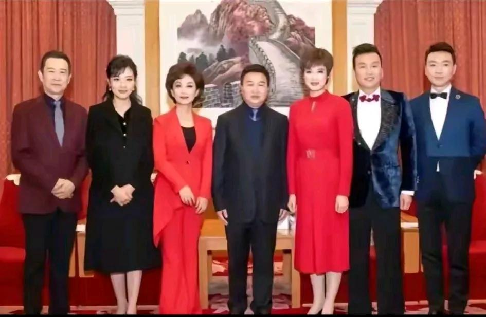 合照里站C位的这个人到底是谁？

这张大合照，里面的人基本都认识，因为他（她）们