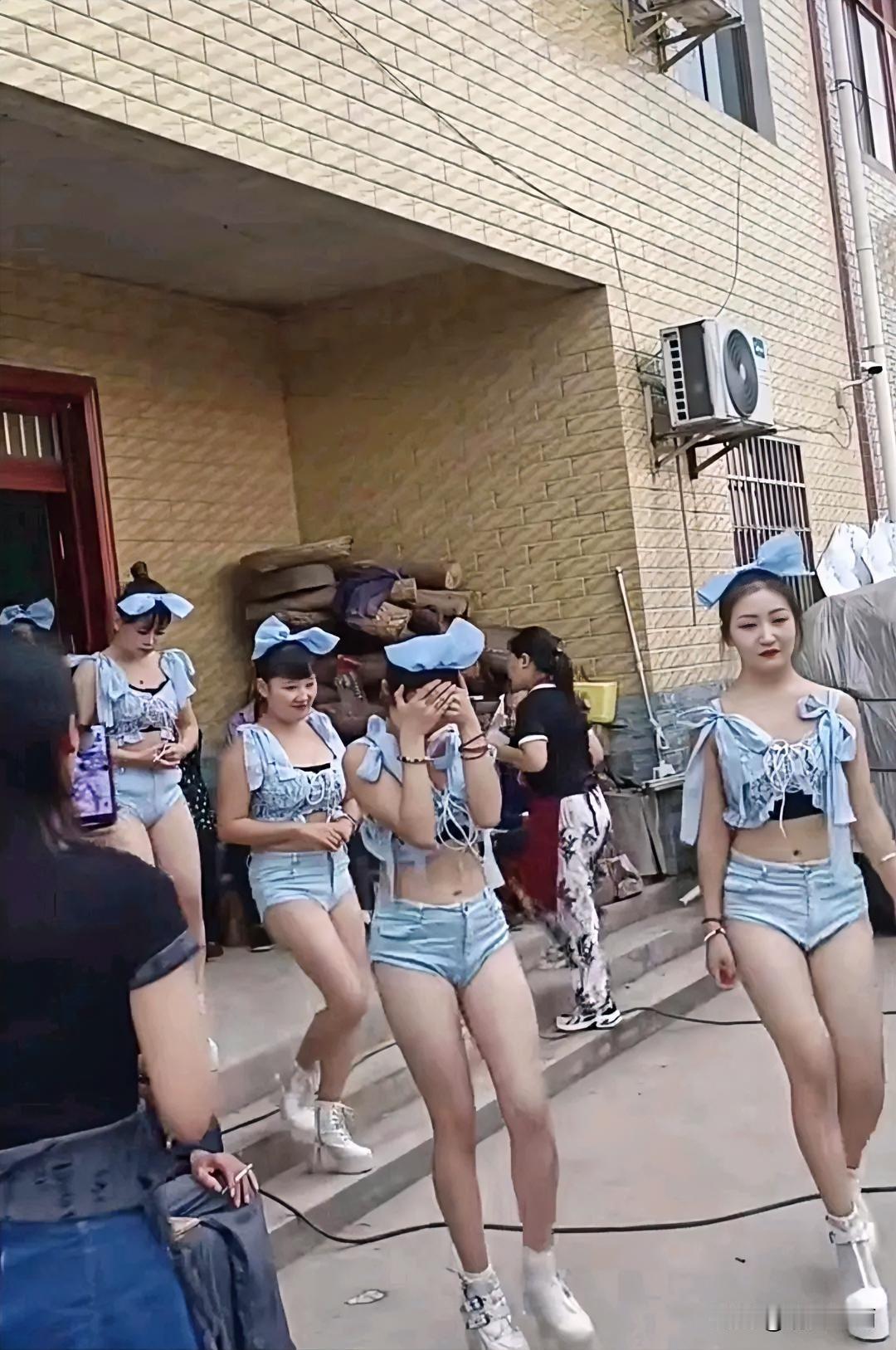 广东一位80岁老人过寿，儿女为尽孝心，请来了一家民间艺术歌舞团为老人助兴。

这