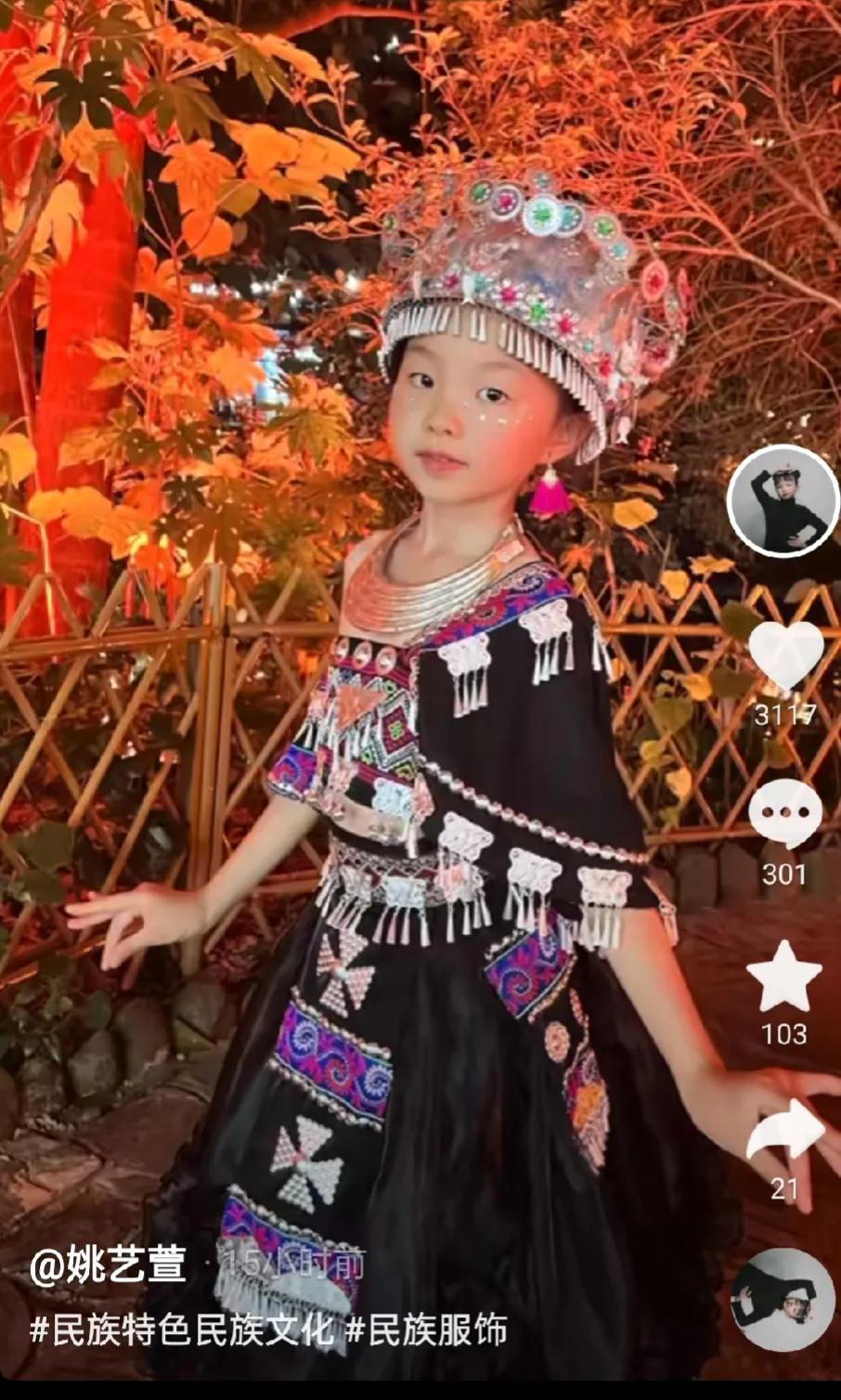 她到底像谁。
她谁都可以像，
又谁都可以不像。

她曾经让许奶奶欣喜若狂，
让许
