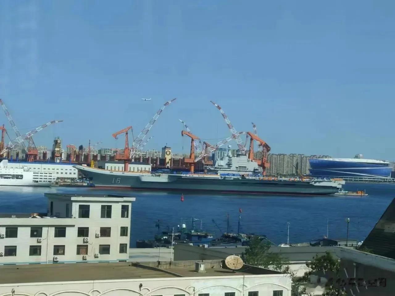 出坞！北方航母“辽宁”舰焕然一新。
国庆前夕，我国001号航母辽宁舰完成除甲板外