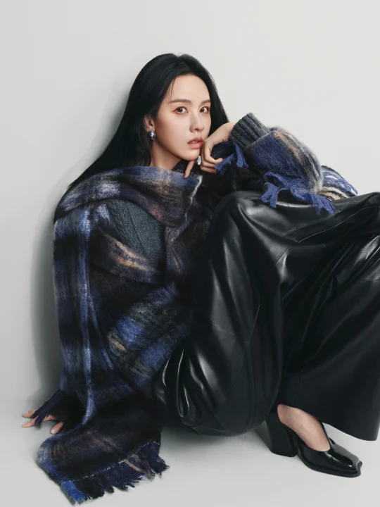 给陈都灵化的广告妆容