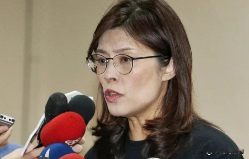 连战之子连胜文的嫡系大将李德维，突然寸步不离地出现在了郑丽文的身边！这一动作，等