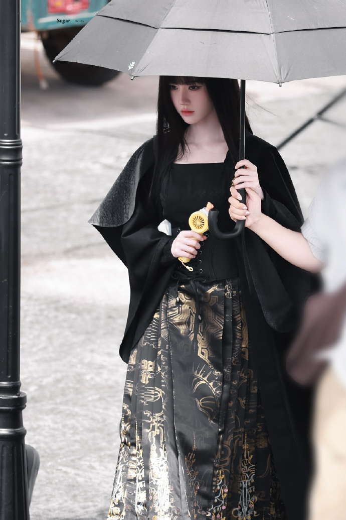 鞠婧祎 早上好宝宝 这个黑金马面裙穿上也太绝了吧 