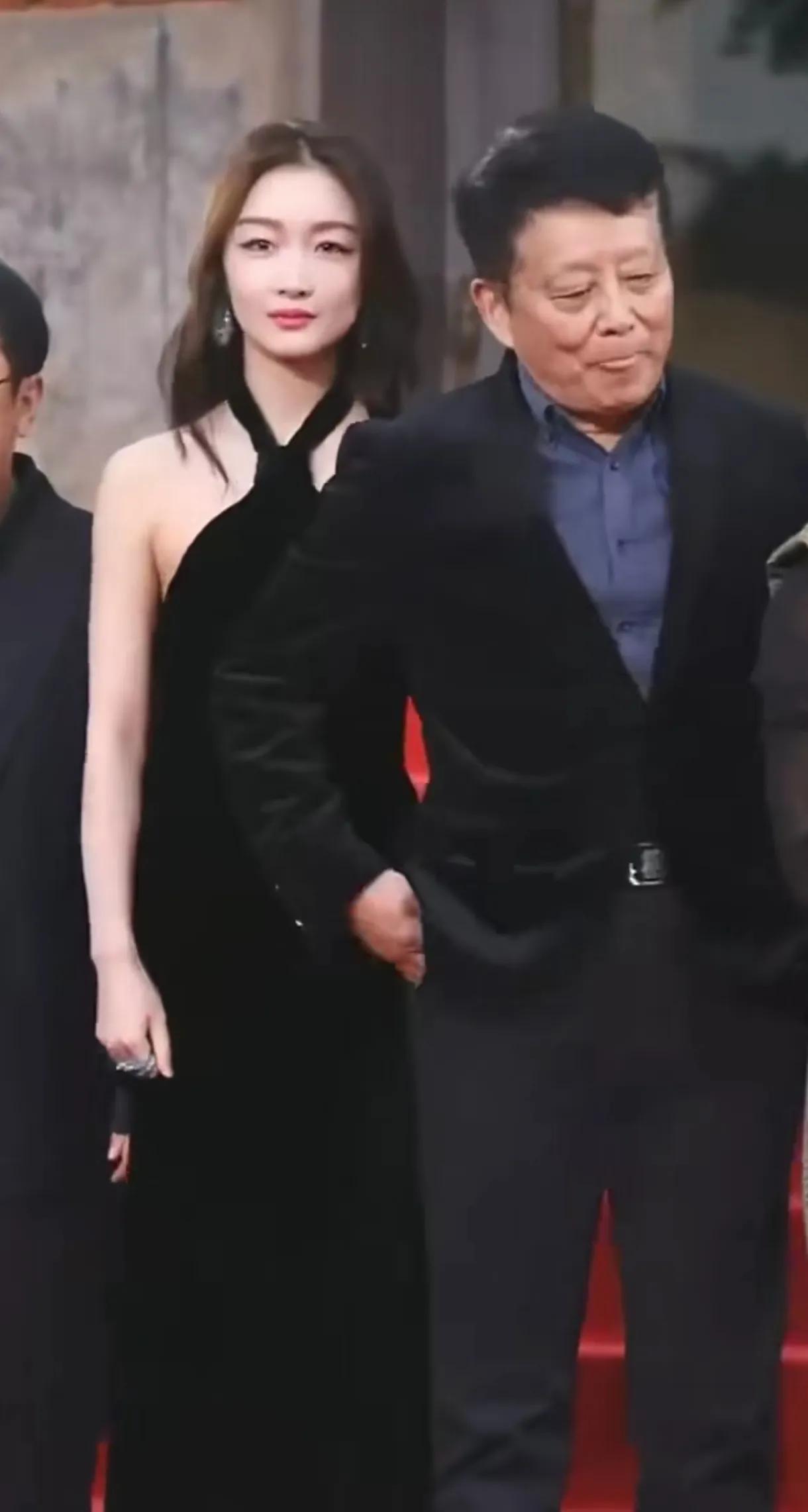 周冬雨现在是长高了吗，跟一帮男人站一起都显的她个子挺高。
她以都不高，长得小小只