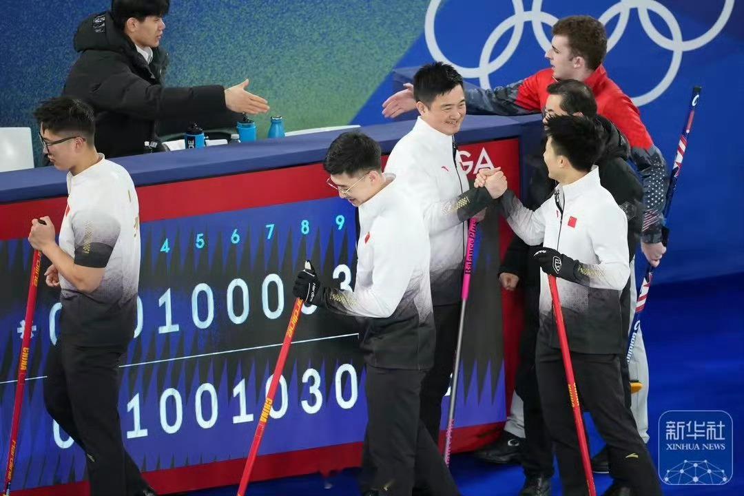 捷报又来了！中国冰壶男队8比5美国 ，目前战绩是2胜5负，在积分榜排名第8。为中
