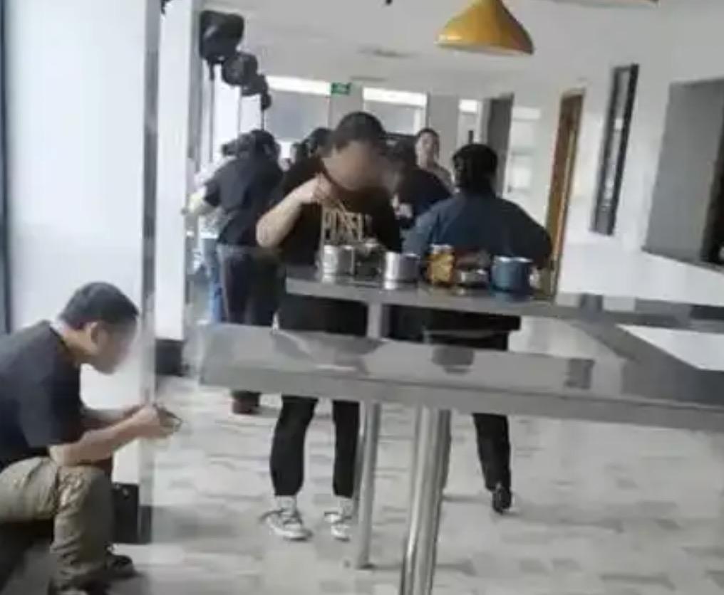 食堂只有桌子没有凳子，员工吃饭只能是站着，而对此公司解释是效仿国外！
根据媒体所