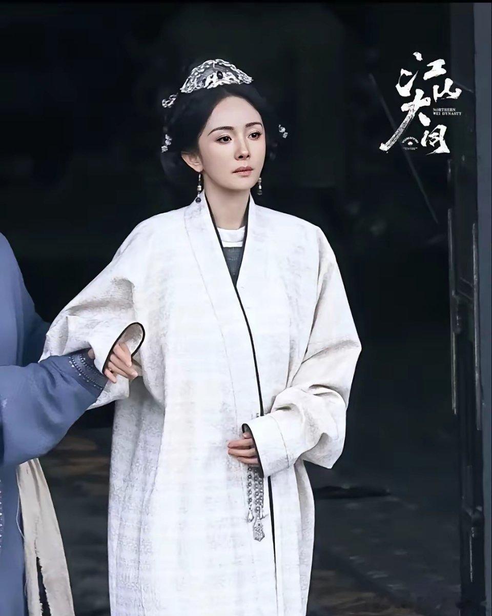 杨幂新剧《江山大同》仅几张剧照就把“破碎感”拉满了，很有看头的感觉。这部是广电重