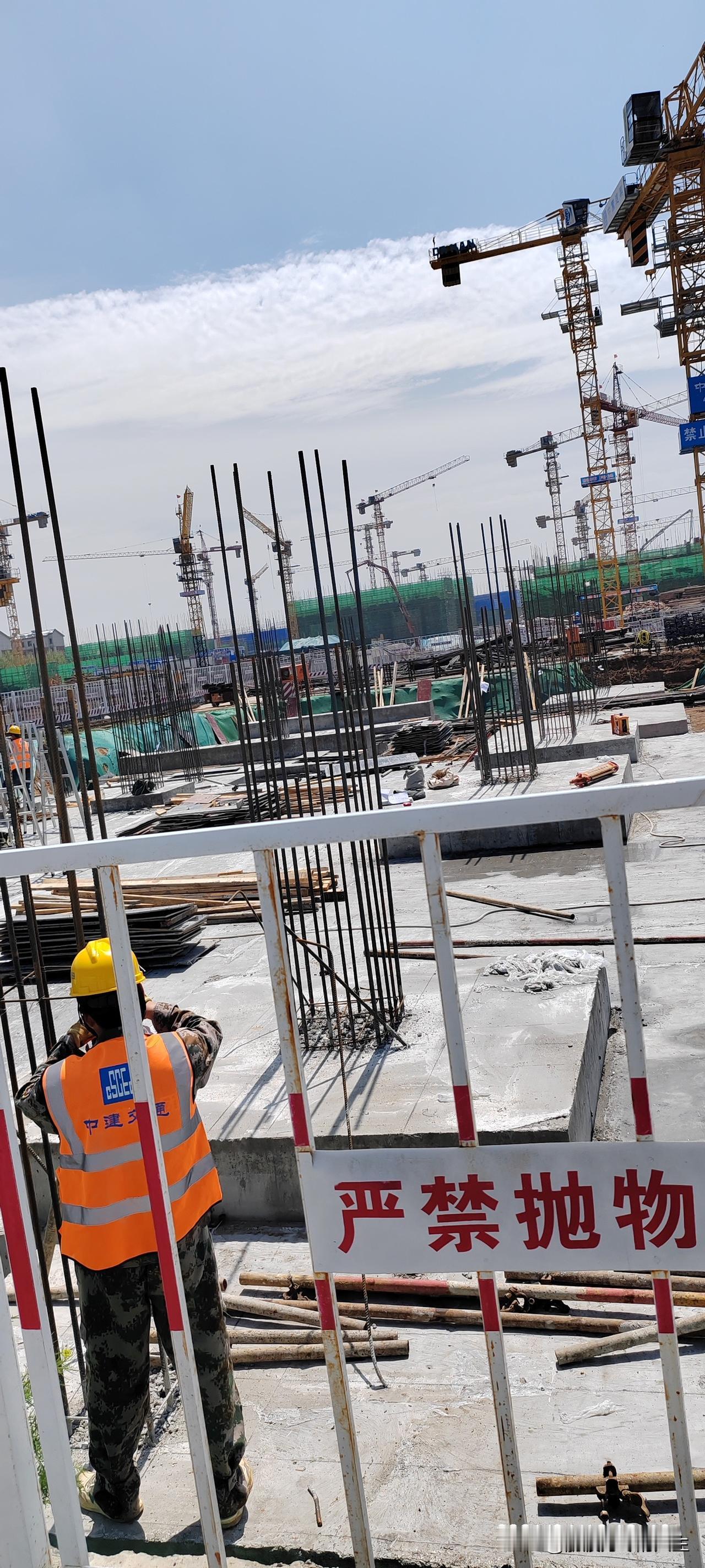 你们发现了吗？在工地上干活最累的时候就是快下班的时候。感觉时间过得最慢的时候也是