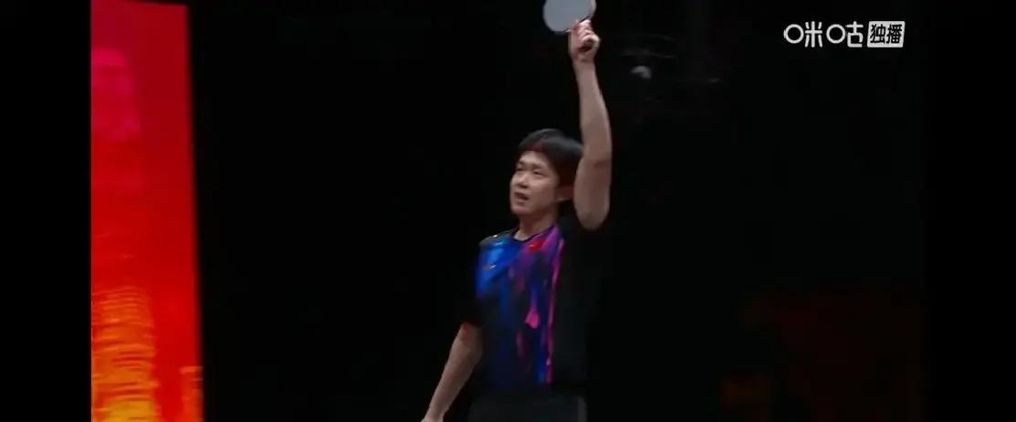 左臂肿得像刚蒸好的馒头，落后两局还被松岛辉空逼到赛点——王楚钦今天在沙特砸出去的