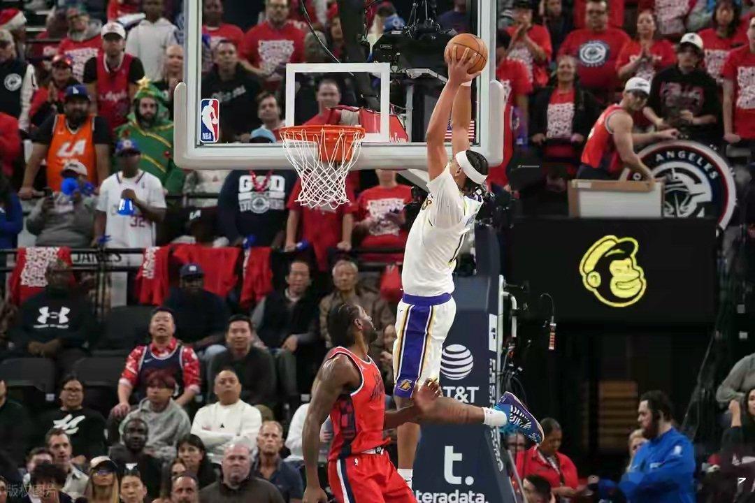 快船主场103-88轻取湖人 终结五连败颓势北京时间12月21日，NBA常规赛上