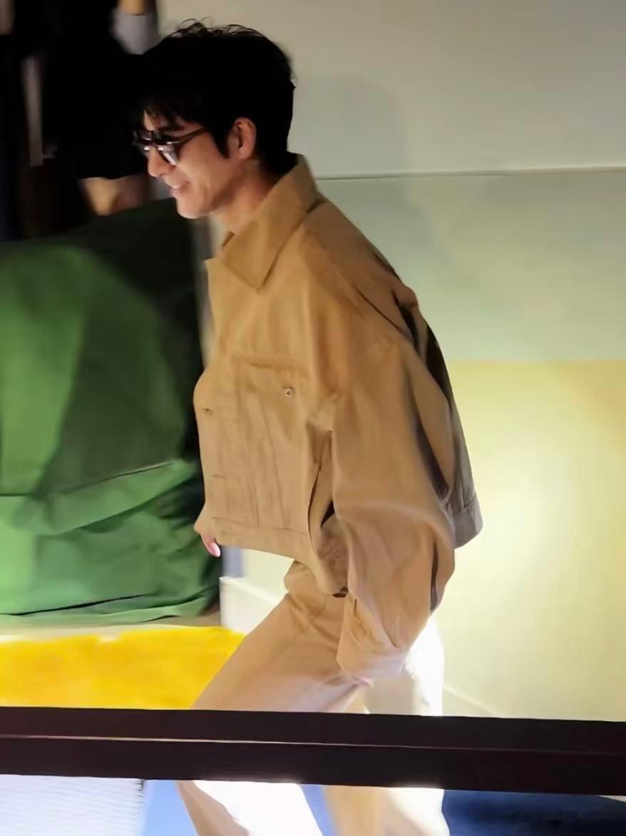 王力宏金发挑染神图王力宏这组金发挑染的路透，简直是时尚大片的水准。每一张都能当壁