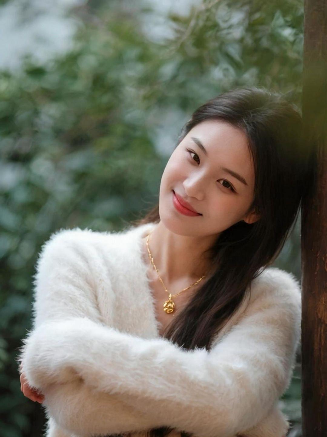 今天这身搭配，我给满分！别人是“氛围感美女”，我是“毛茸茸暖手宝”本人。这天气，