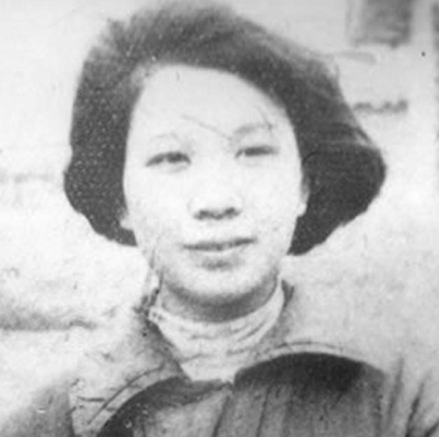 1975年，位于重庆歌乐山深处的金刚坡废弃碉堡内，挖出一具戴着脚镣的人类遗骸。经