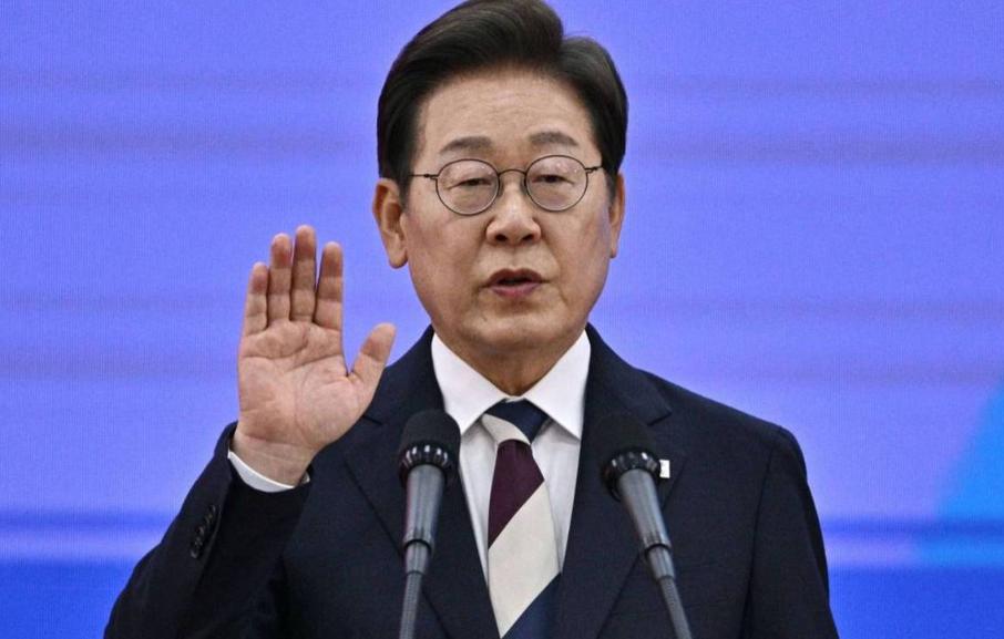 当下东北亚的地缘棋局，正上演着极具讽刺意味的双重博弈。
美国一边在金融市场玩弄规