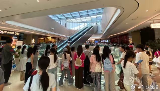 【#功夫女足广州站黄牛票价再攀新高#】24日，《功夫女足》广州路演彻底引爆全城。