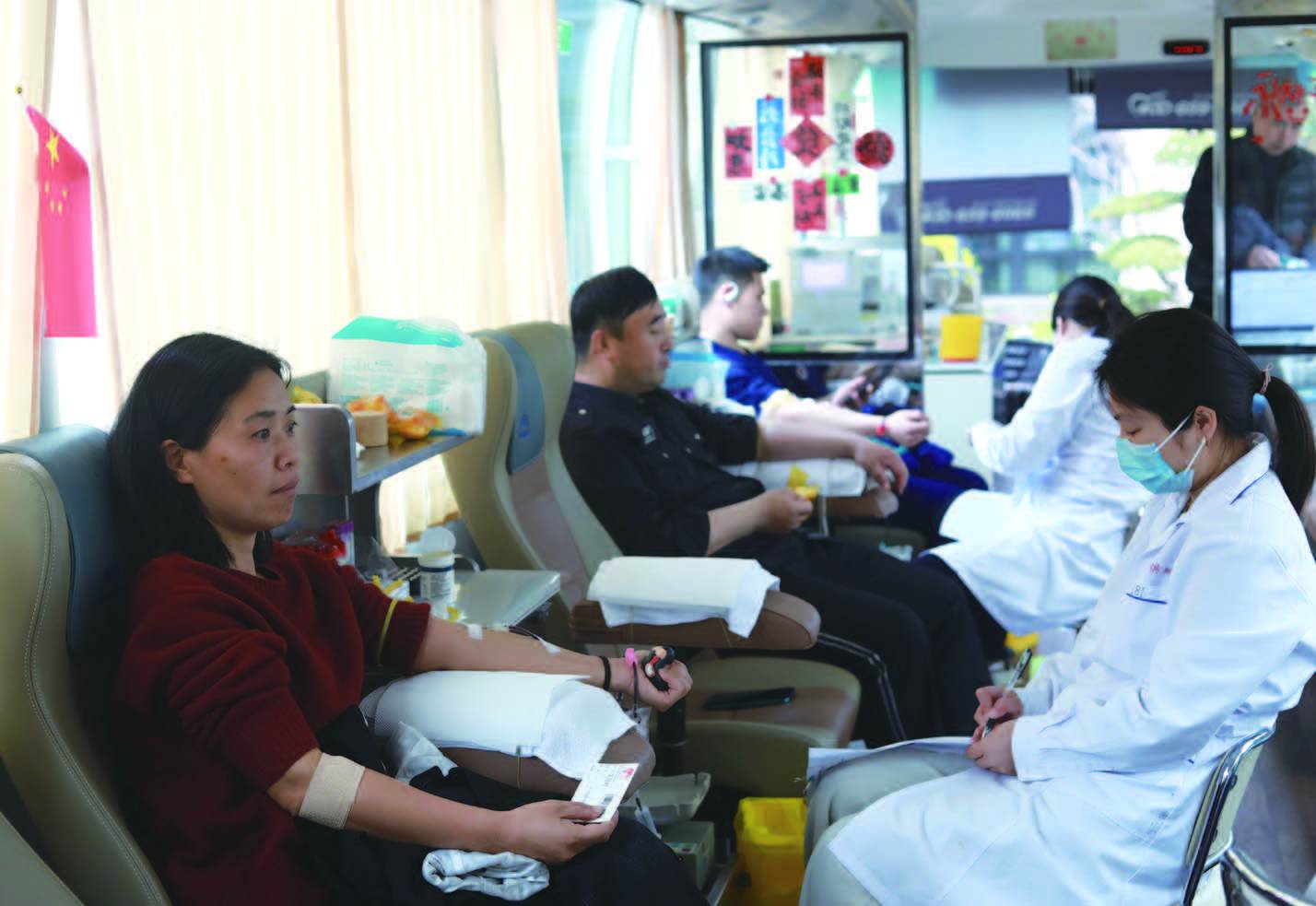 宁波宁海热血接力传递生命温度 日前，宁海梅林街道组织开展无偿献血活动，许多人踊跃