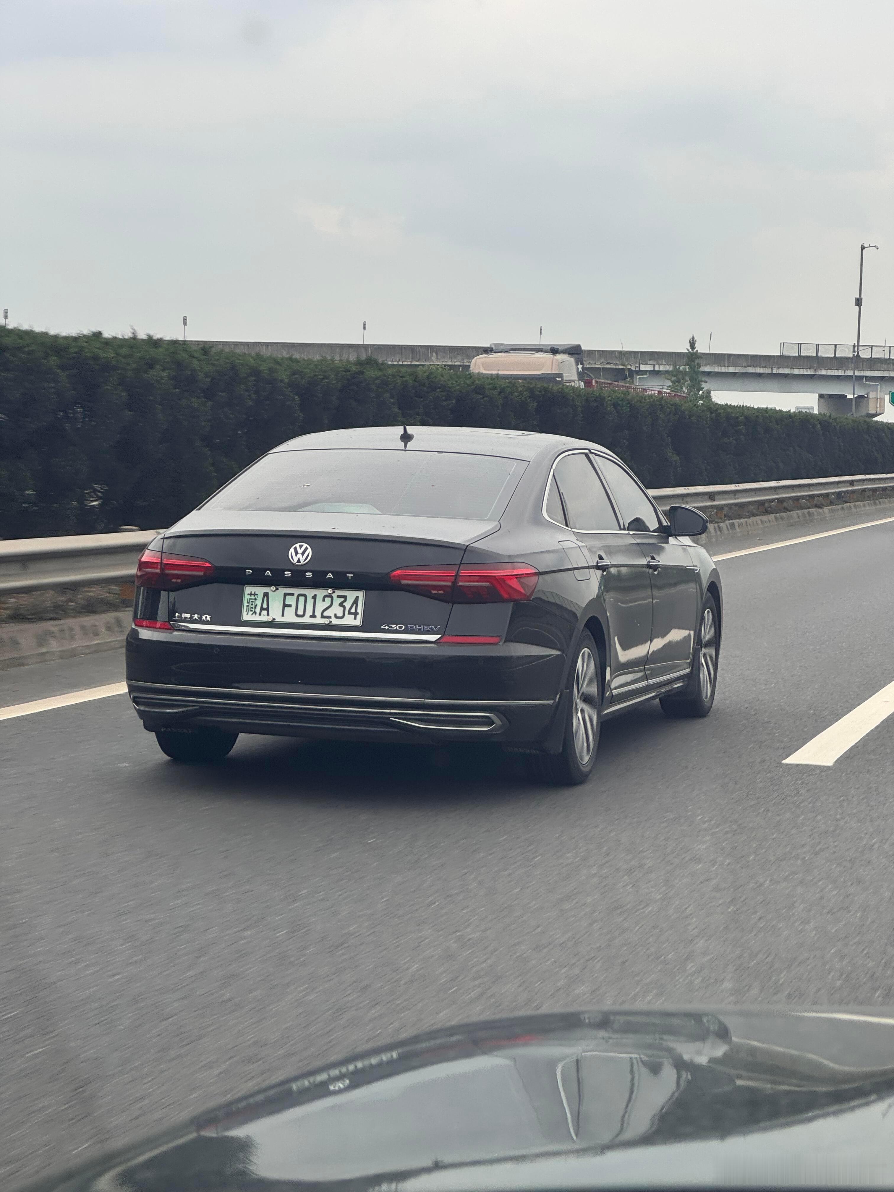 多地新能源车牌绿色变白色怎么说呢，之前就看到有网友在发教大家让新能源车牌褪色的教