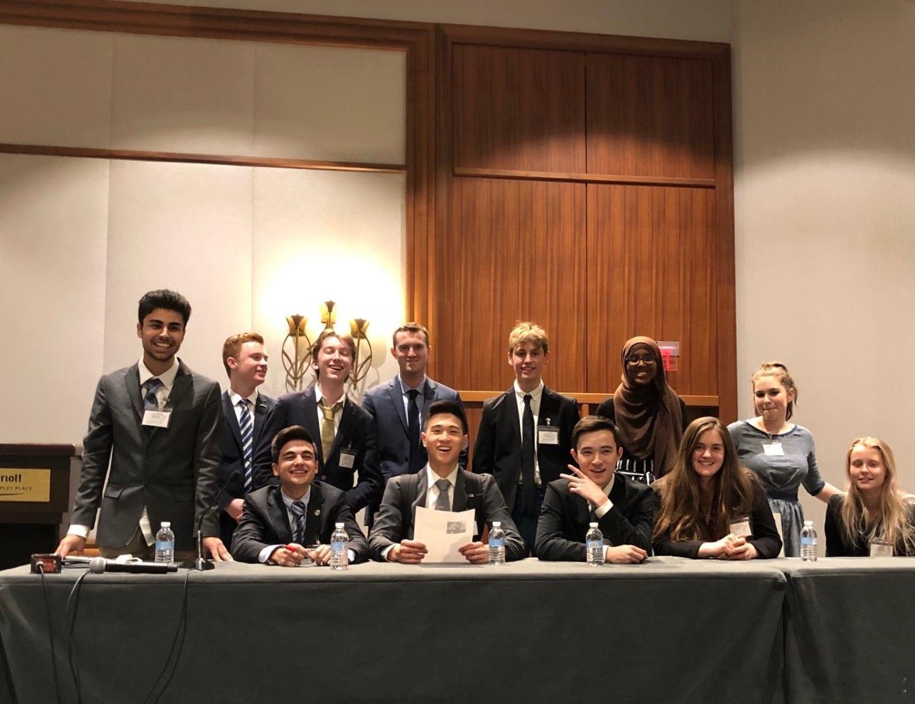 这是小同学高中Model UN校队在联合国总部开会时的的合影，今天出现在手机Me