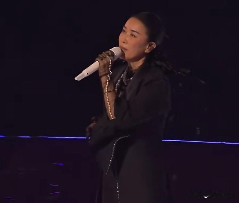 文旅局回应那英临时加唱《弯弯的月亮》


那英成都演唱会临时加唱《弯弯的月亮》致