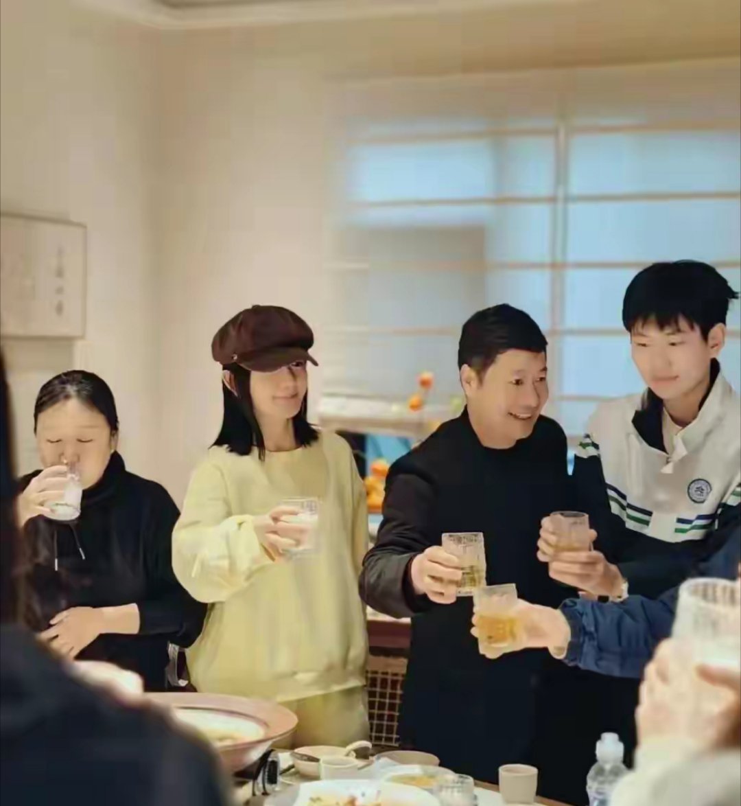 46岁谢娜回四川老家中江和家人朋友们一起过妇女节，张杰未出现 