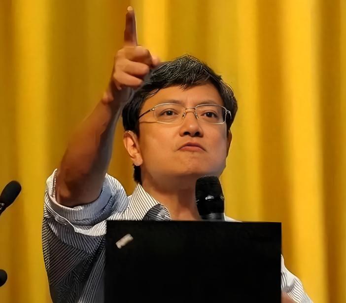 上任第一天被全校骂“光头强”！2012年郑强执掌贵州大学，果断砍尽满园老树，众人
