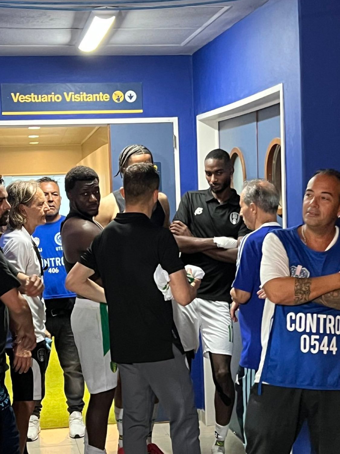 阿根廷的更衣室外，毛里塔尼亚的球员们排队索要梅西的球衣！阿根廷2比1毛里塔尼亚梅