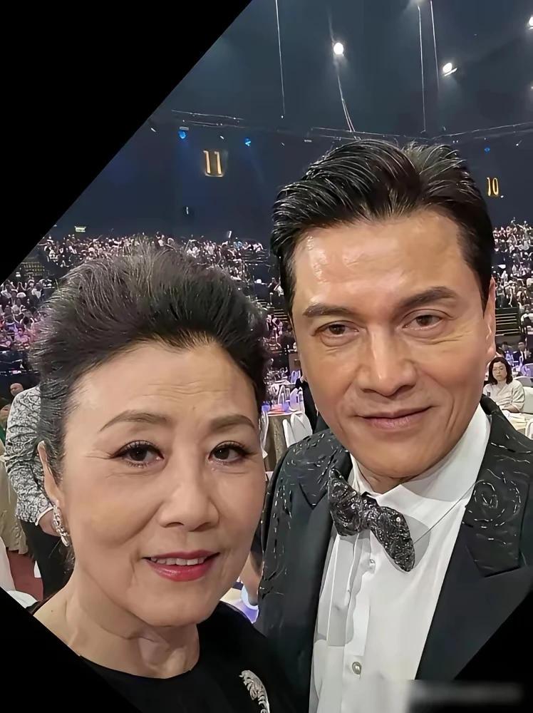 不老只是神话，没有美颜滤镜，70岁的吕良伟也老了，面容跟实际年龄差不多，满脸皱纹