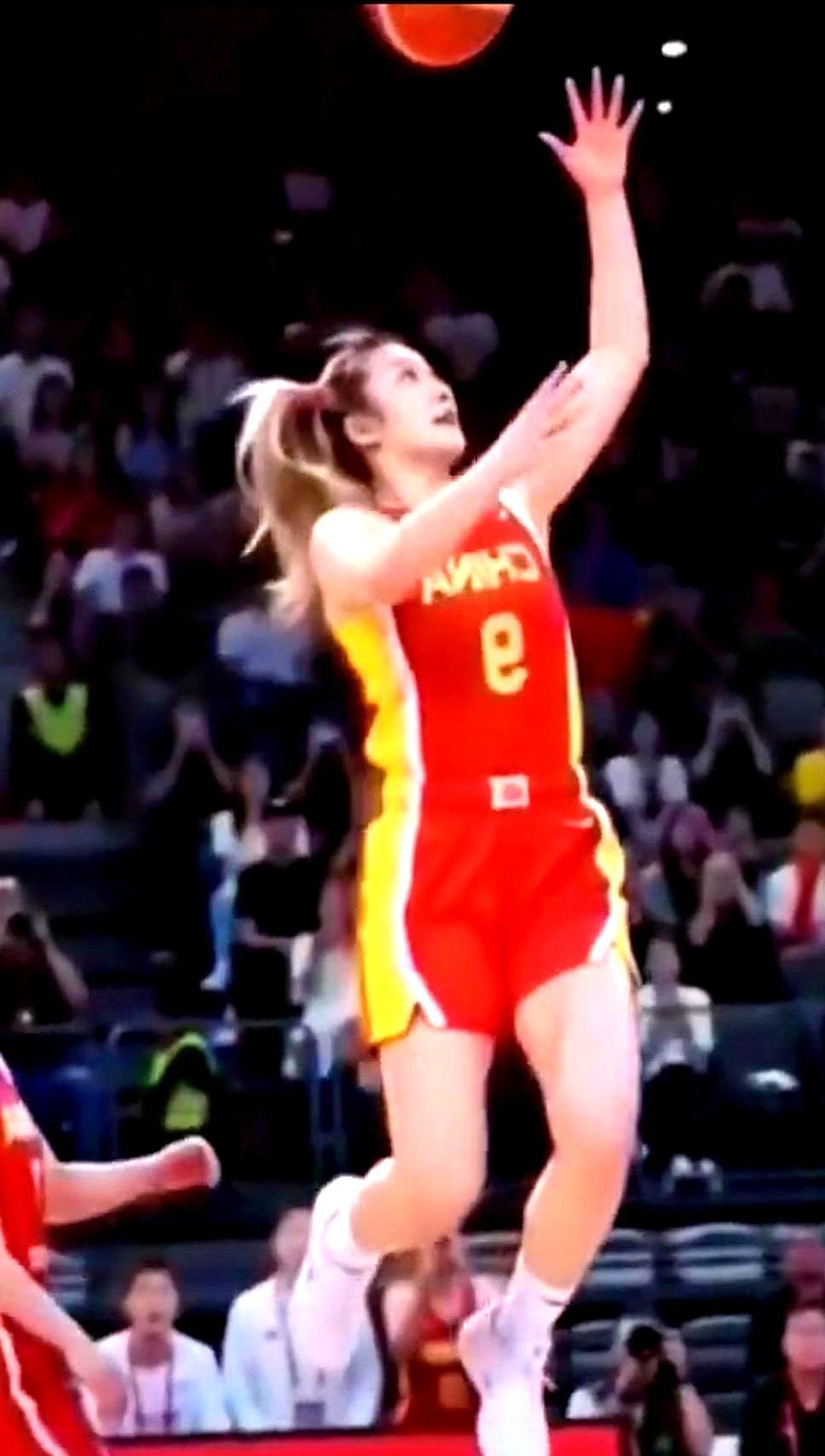 李梦走了一条中国女篮球员从没走过的路。
 
2025年WCBA新赛季开打前两天，