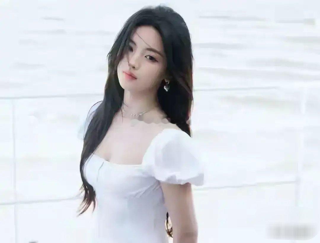 杨超越白色低胸长裙写真，好唯美好清纯啊 ​​​